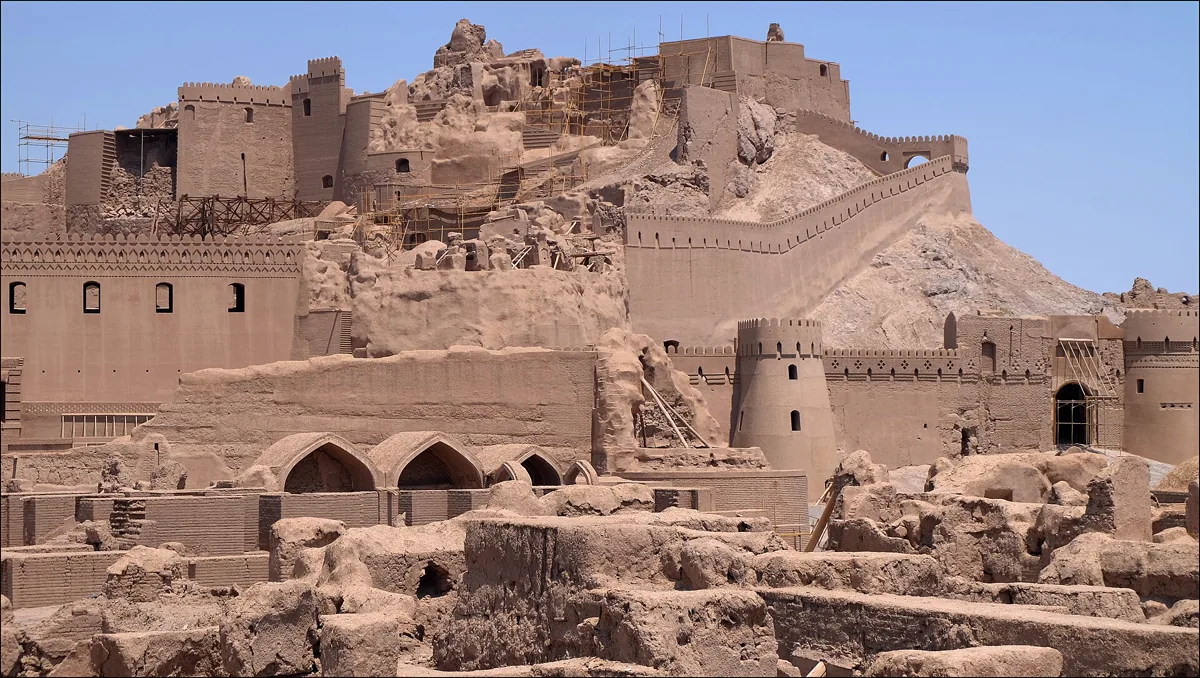Bam earthen citadel under reconstruction, through various techniques, while protecting most of the remaining original elements under additional mud+straw mix. Already impressive again, as it stands in September 2016, eve