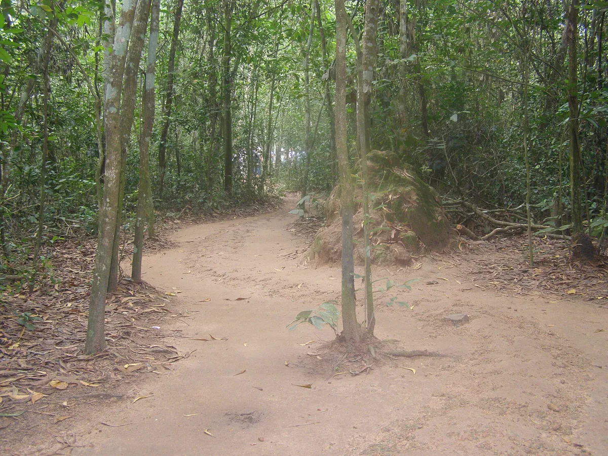 Pado en la Củ-Chi-tuneloj, Vjetnamio.
