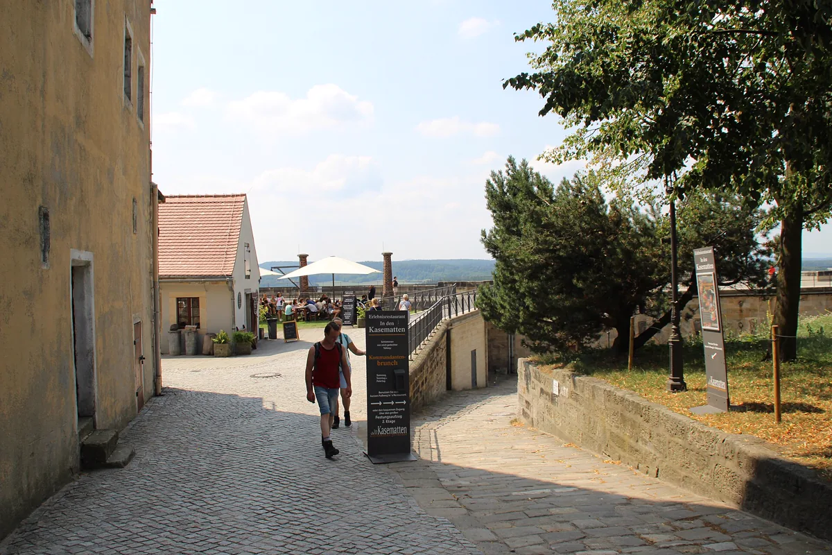 Auf der Festung Königsstein in Sachsen. Im Hintergrund sieht man ein kleines Bistro.