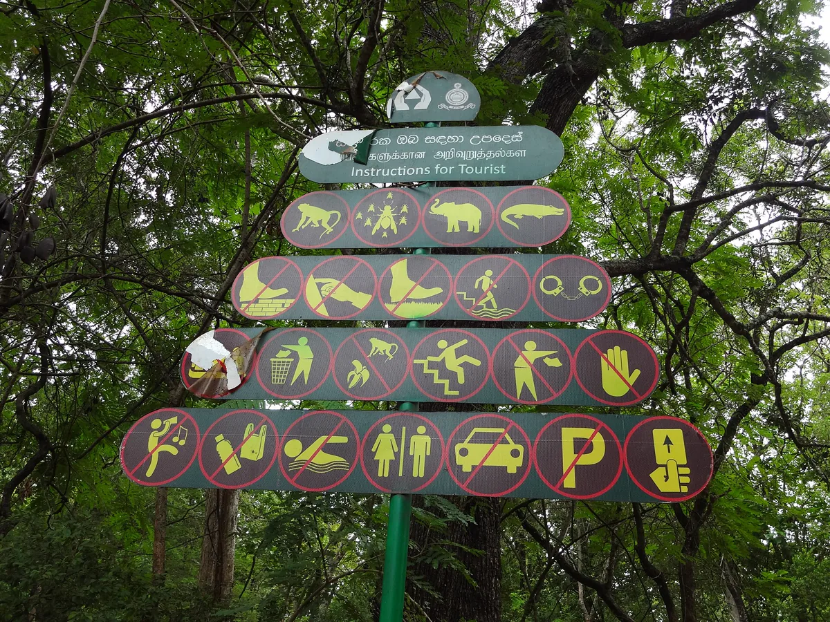Hinweisschilder in Sigiriya in Sri Lanka